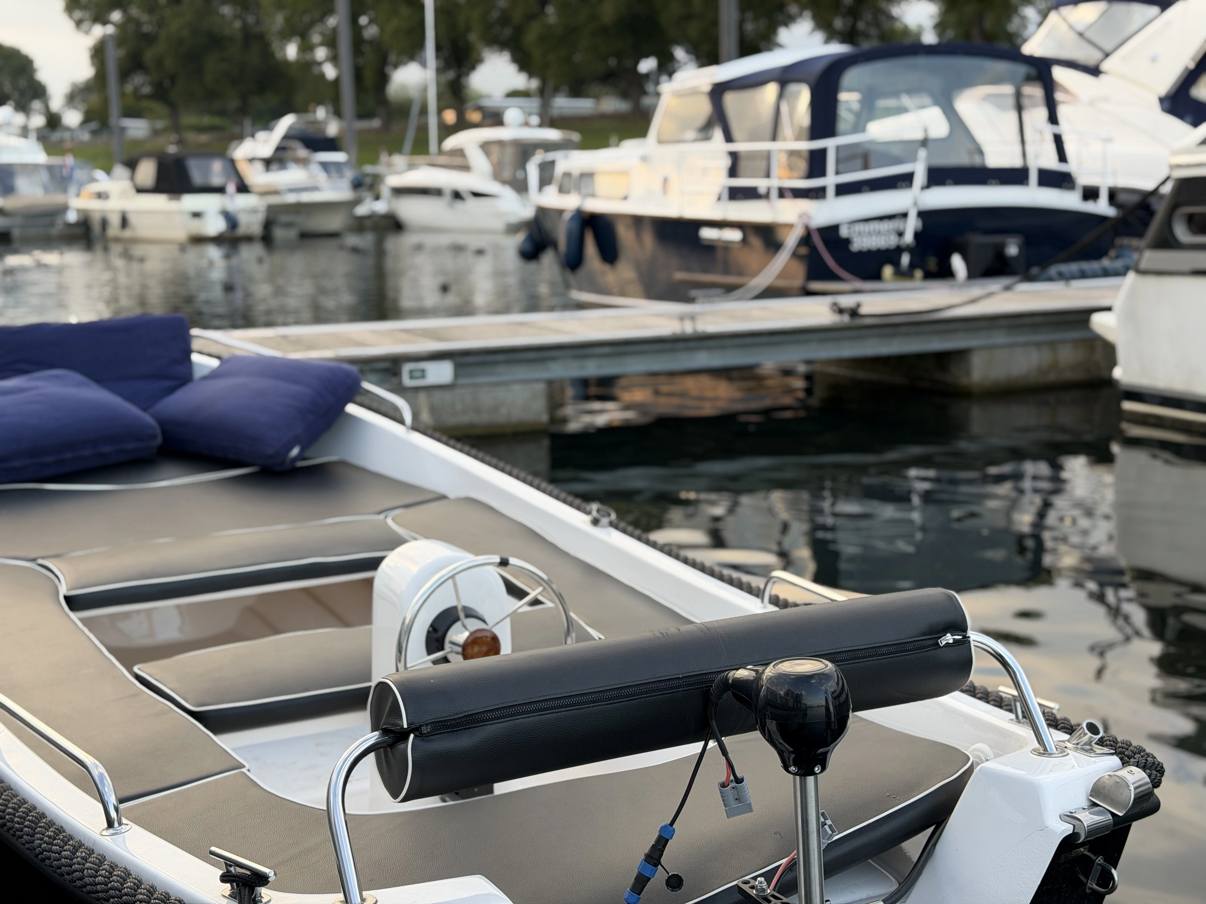 Uitzicht over het water van recreatiegebied Rhederlaag